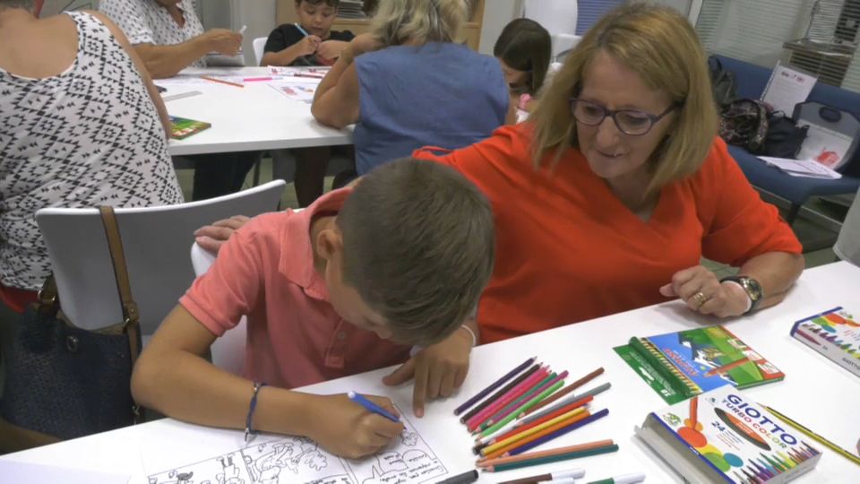 Àvies i nets comparteixen junts l’experiència de dibuixar un còmic Àvies i nets comparteixen junts l’experiència de dibuixar un còmic