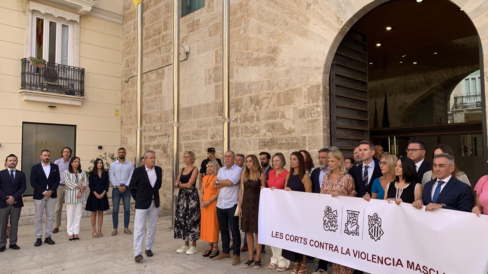 Imatge d'arxiu de l'últim minut de silenci en les Corts pel crim masclista d'Alzira