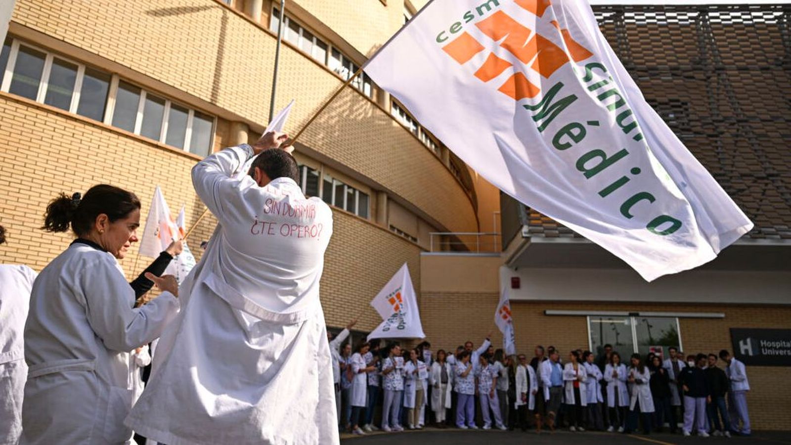 Mèdics de l'hospital General de Castelló en vaga en una una protesta de febrer