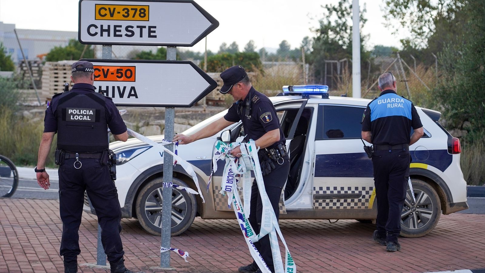 Diversos policies obrin l'accés a Cheste per l'A-3, a 7 de novembre de 2024,  a Cheste, la Foia de Bunyol