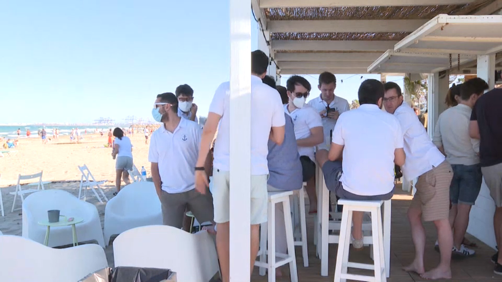 Uns joves a un xiringuito de platja