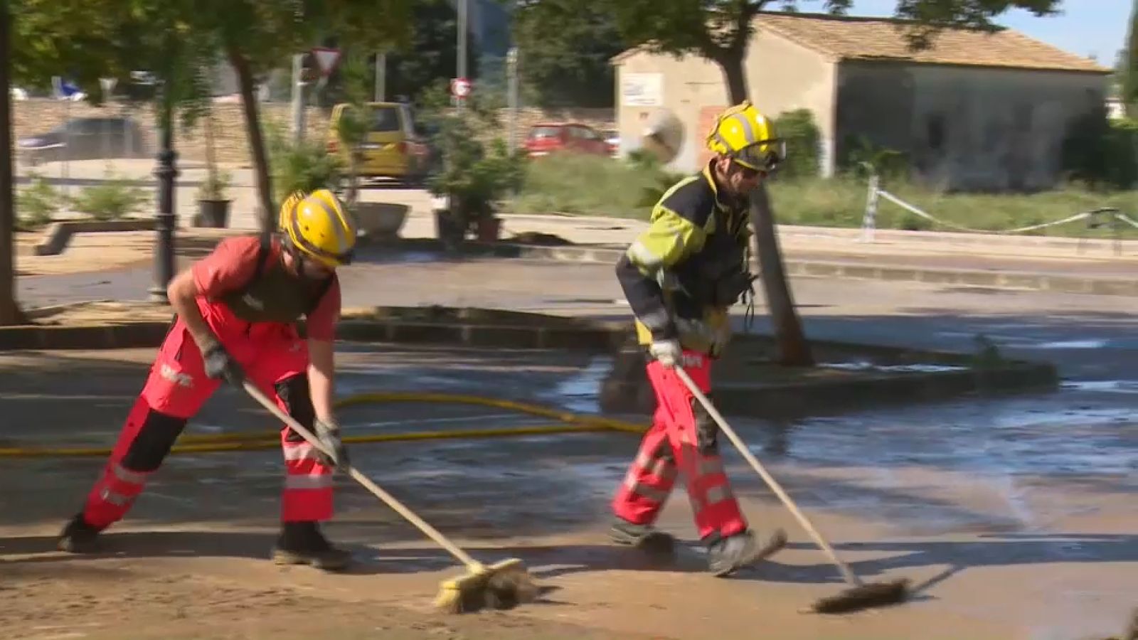 Una brigada de neteja retirava el fang dels carrers en una imatge d'este diumenge