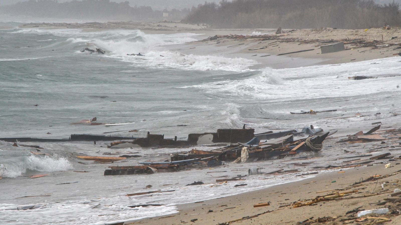 Restes del naufragi a les costes de la platja de Steccato, a Cutro