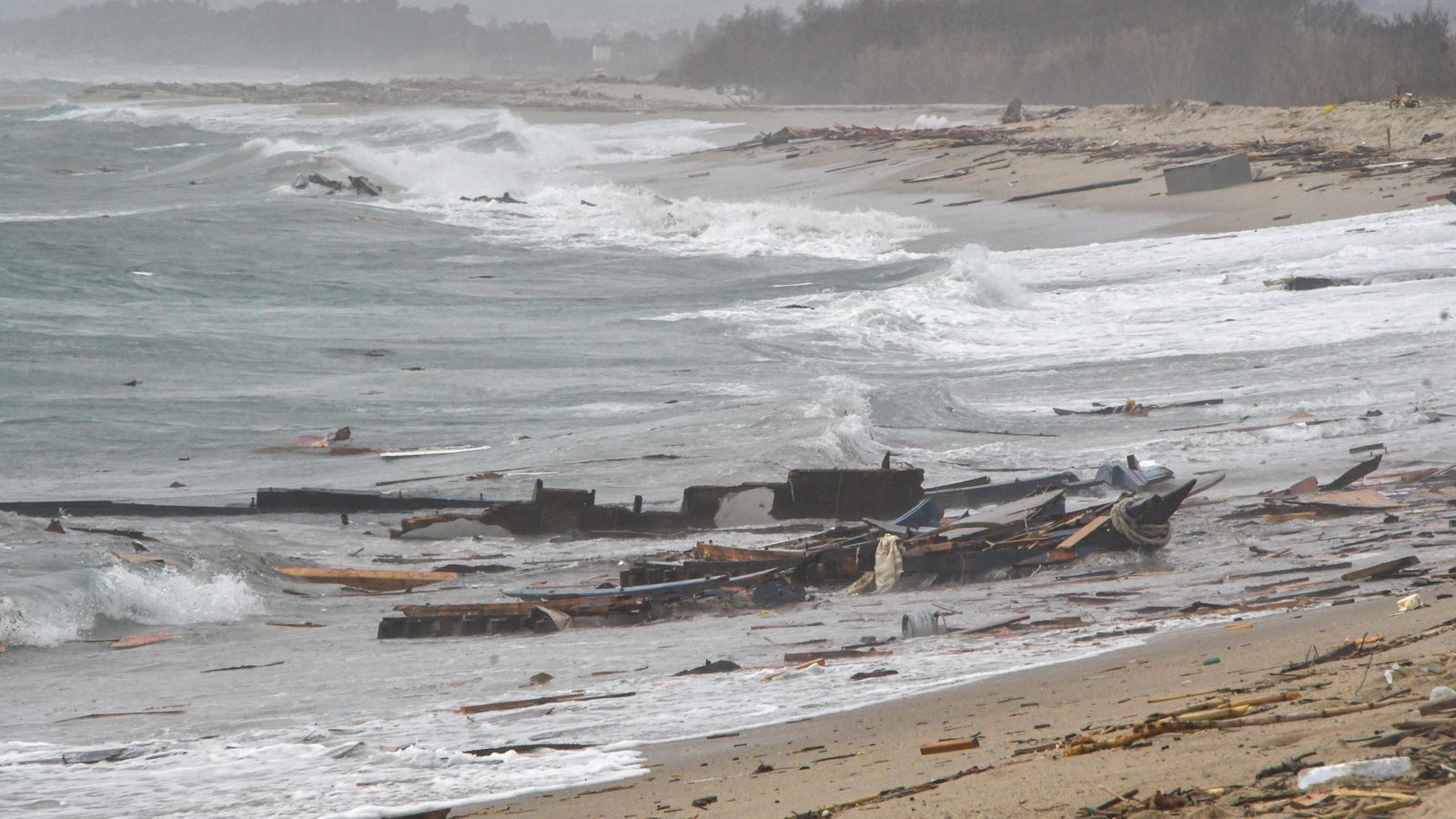Restes del naufragi a les costes de la platja de Steccato, a Cutro