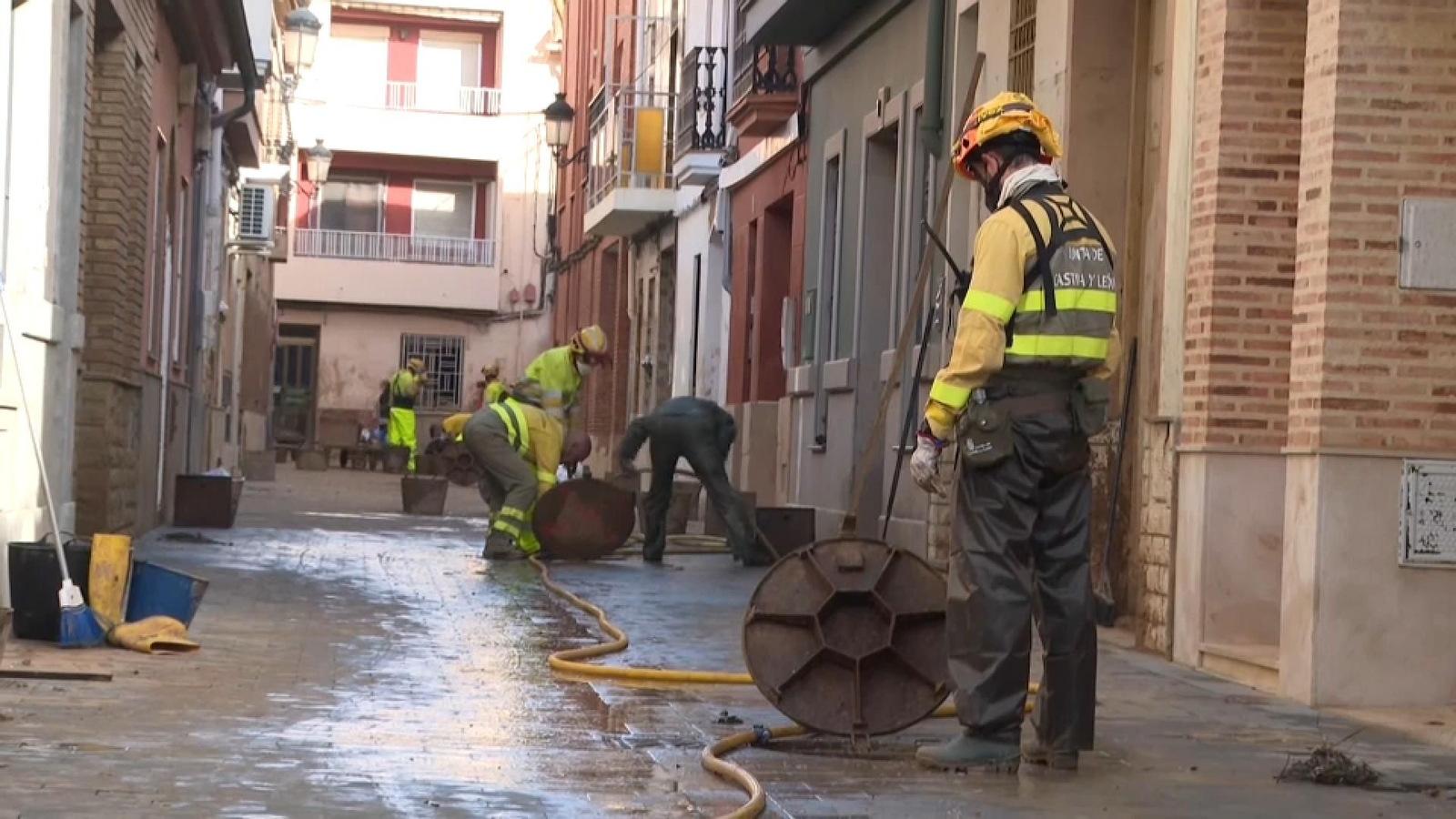 Desembossar el sistema de clavegueram, obstruït pel fang, és la prioritat número u a Paiporta