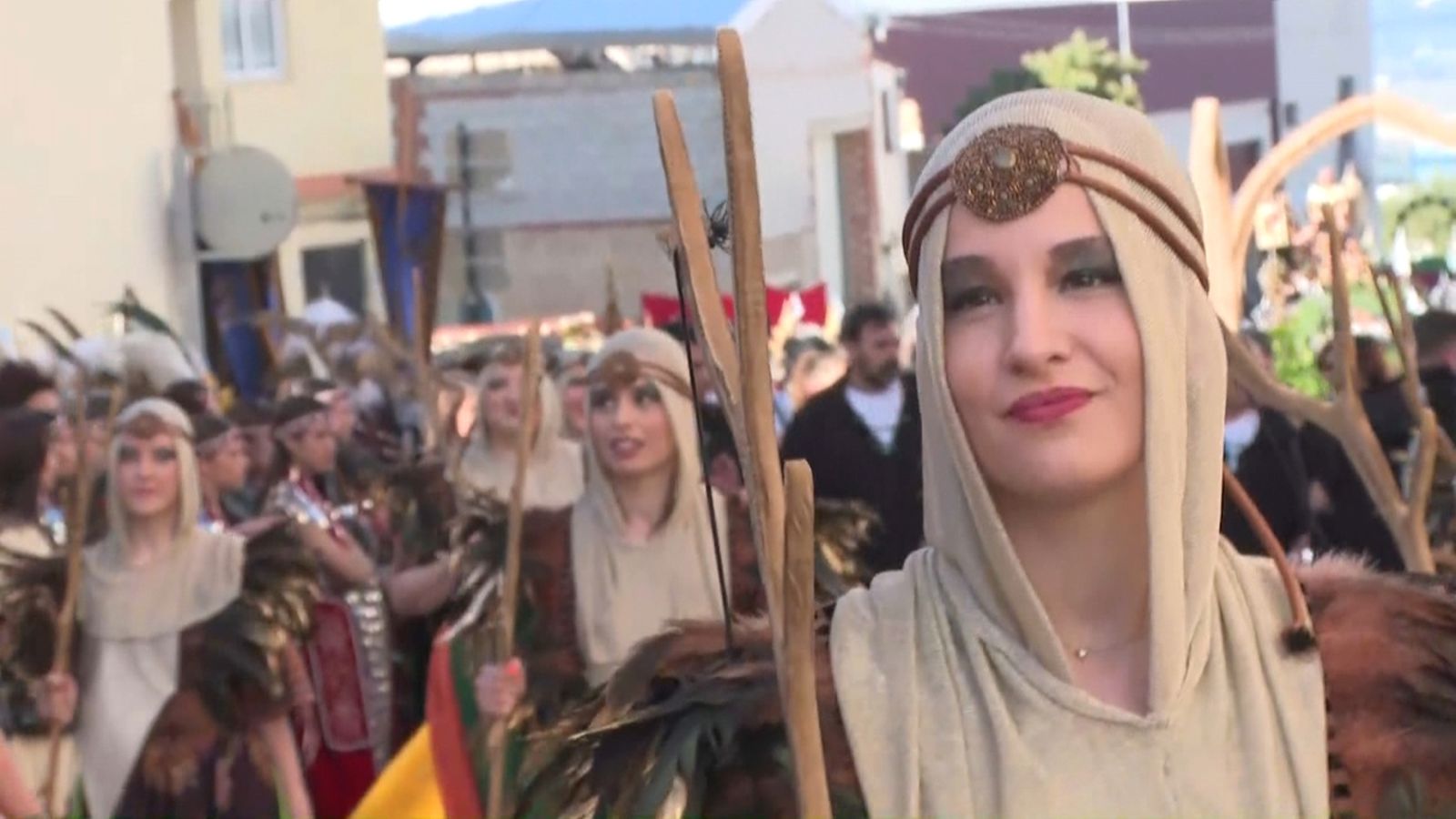 Dones desfilant en els Moros i Cristians d'Agullent