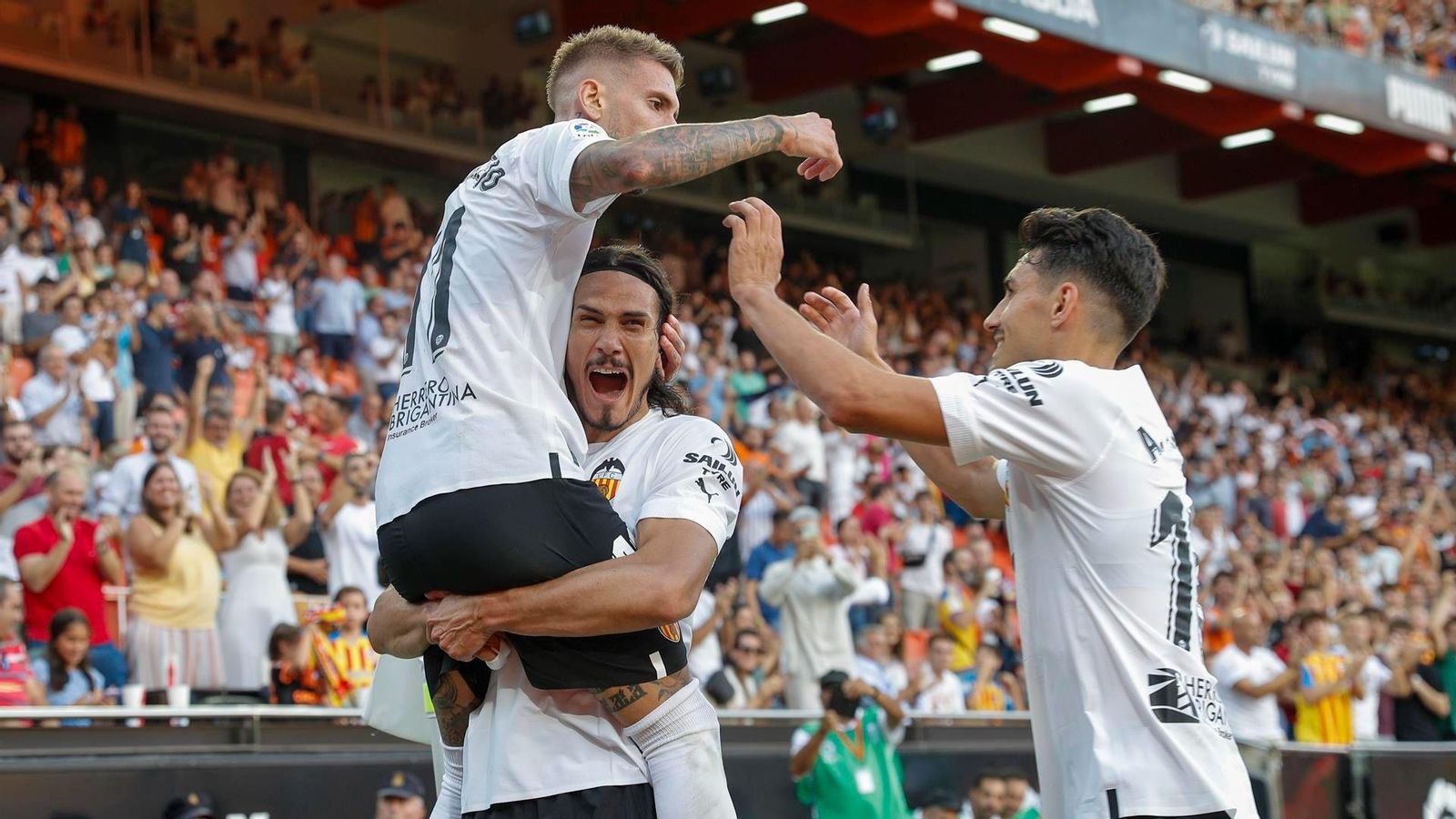 Castillejo i Cavani celebren el gol