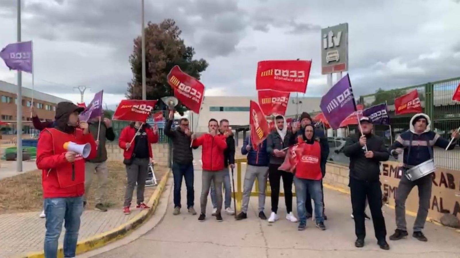 Vaga enfront de l'estació d'ITV de Riba-roja de Túria