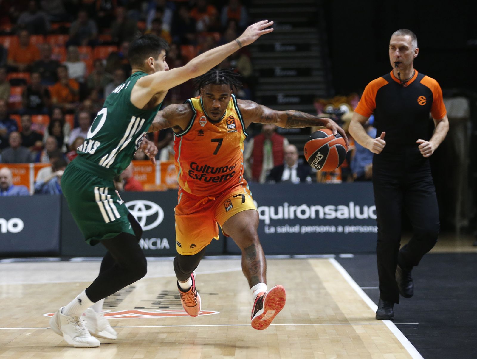 El base taronja Chris Jones en el transcurs del xoc contra el Panathinaikos a la Fonteta