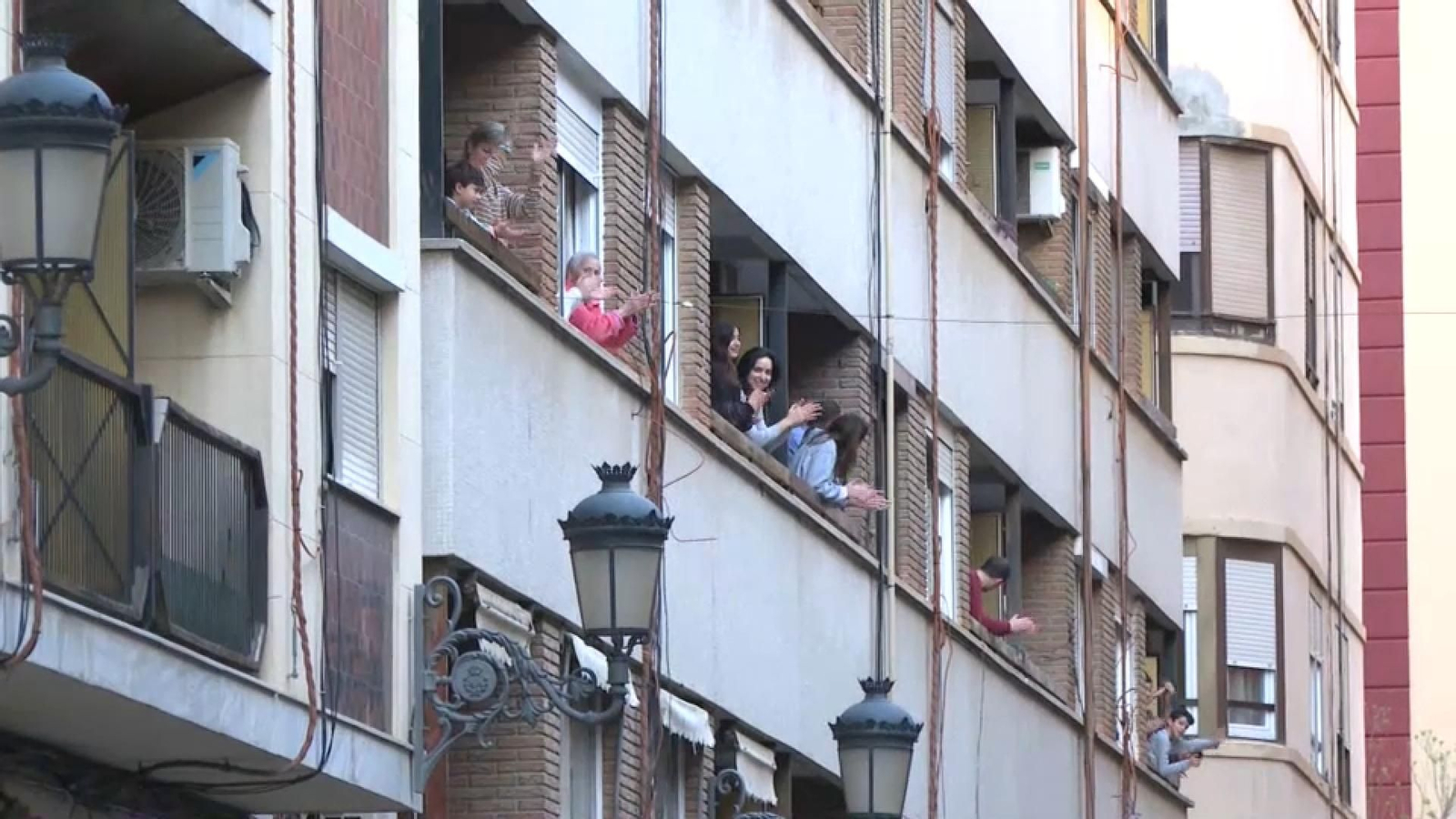 Veïnat aplaudeix des dels balcons
