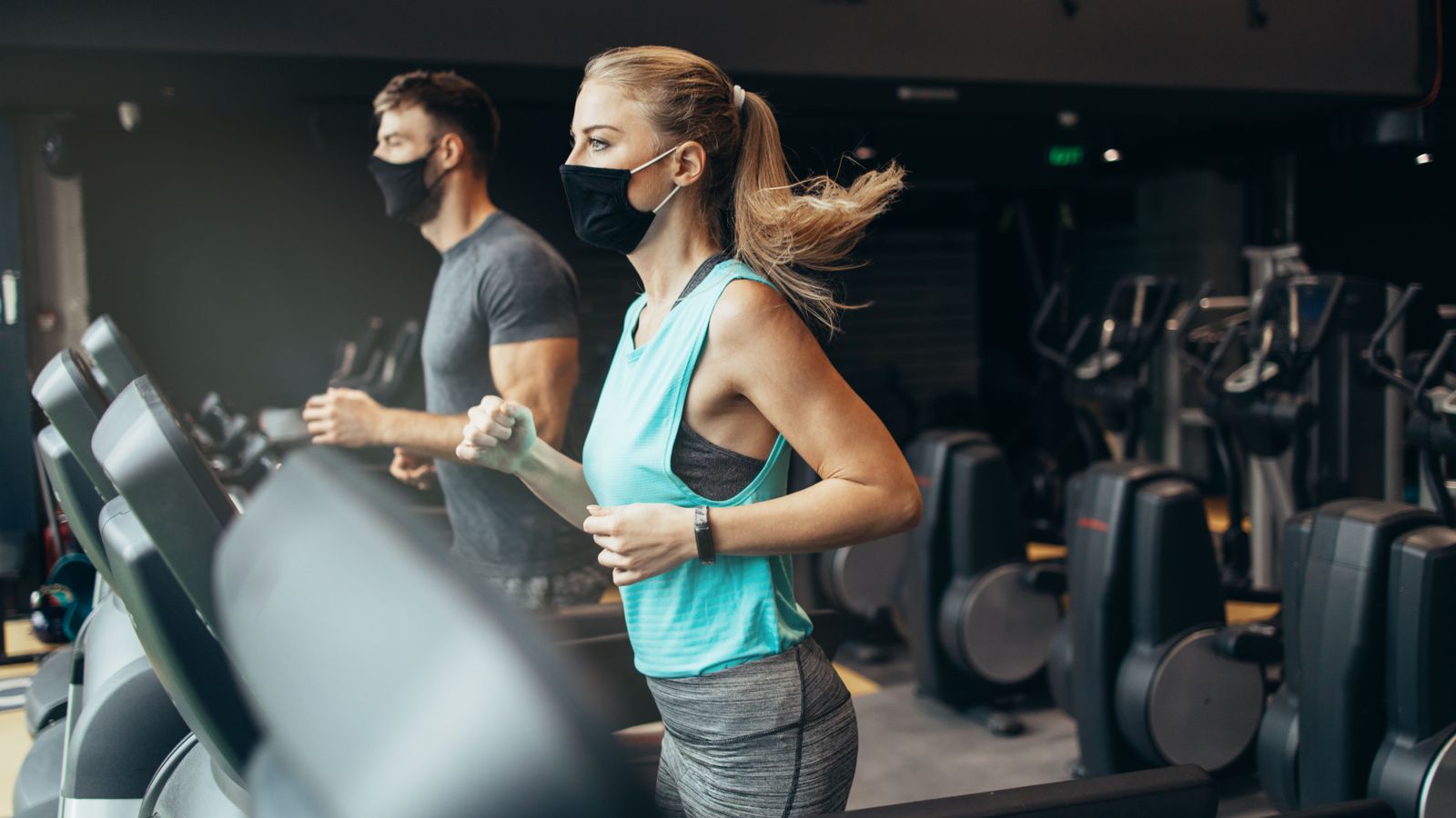 Dos esportistes usen la mascareta al gimnàs