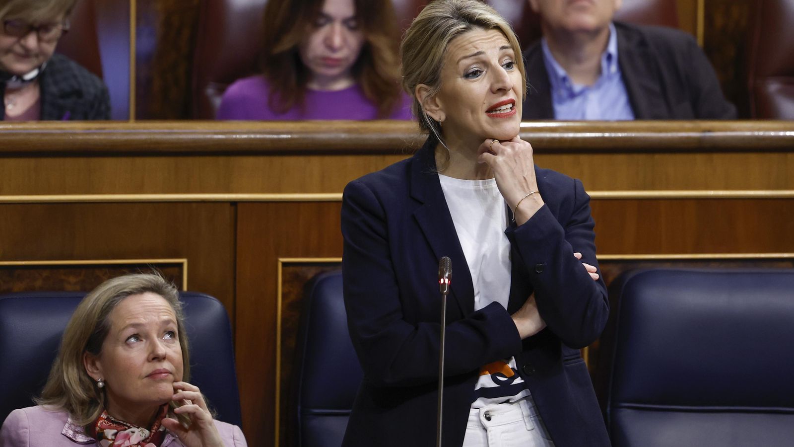 Nadia Calviño escolta la intervenció de Yolanda Díaz durant la sessió de control a l'executiu d'aquest dimecres en el Congrés Nadia Calviño escolta la intervenció de Yolanda Díaz durant la sessió de control a l'executiu d'aquest dimecres en el Congrés
