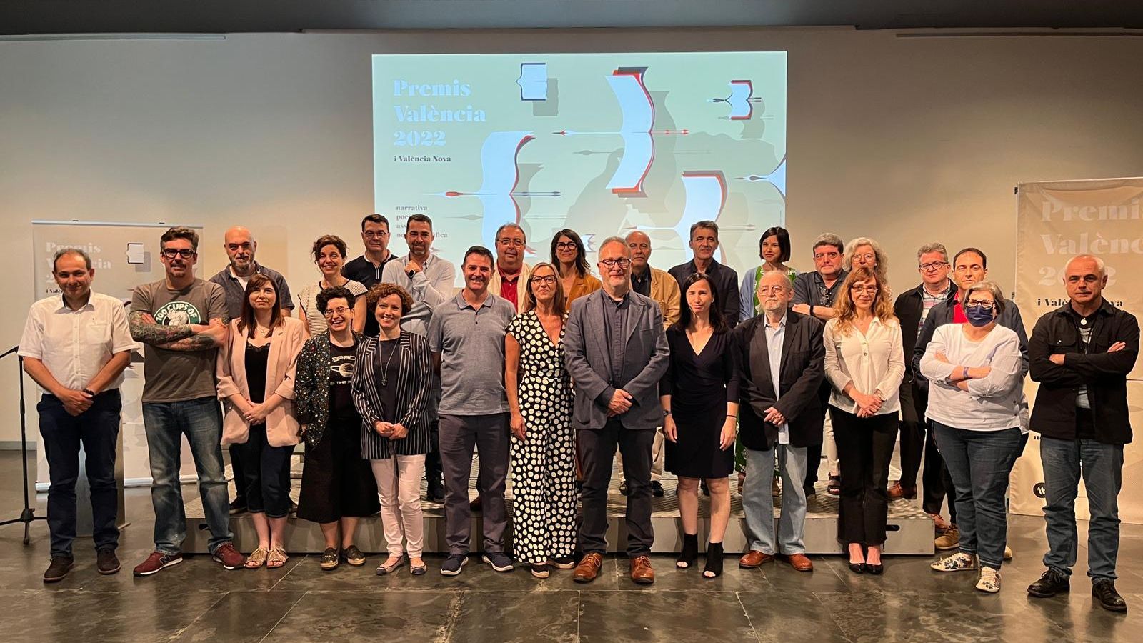 Fotografia de les persones guardonades amb els premis València i València Nova 2022