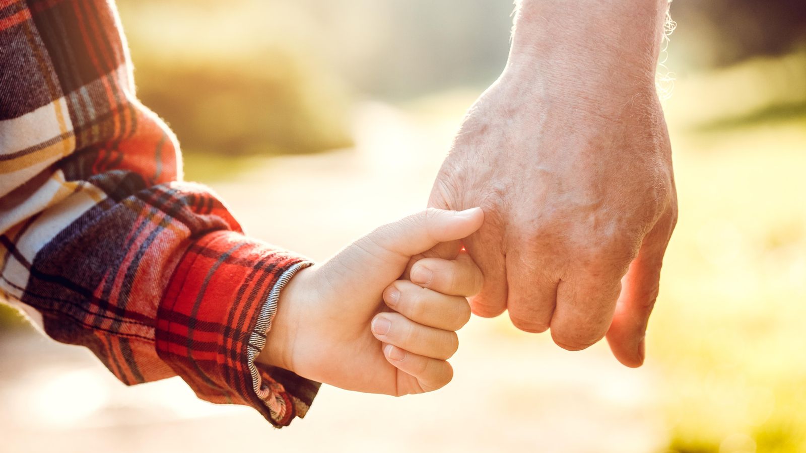 Foto d'arxiu de les mans d'una persona major i i altra jove