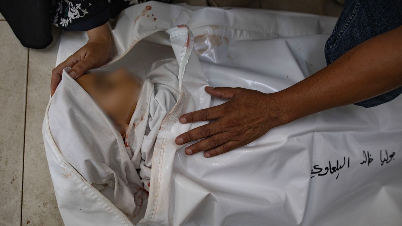 Familiars ploren la mort de la xiqueta de huit anys Julie Al-Balawi, assassinada el 21 de juny en un atac d'Israel  a la zona de Khan Yunis, un dels 20.000 menors palestins morts en l'ofensiva de l'estat jueu sobre Gaza