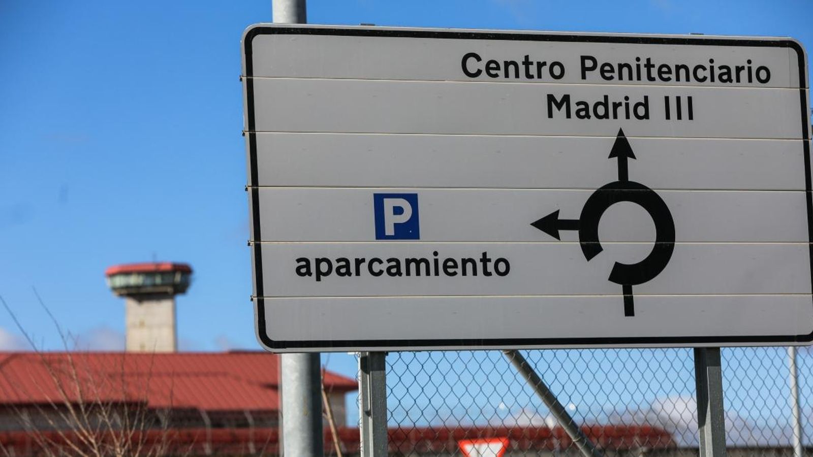 Un cartell indica la direcció a l'entrada de la Presó de Valdemoro