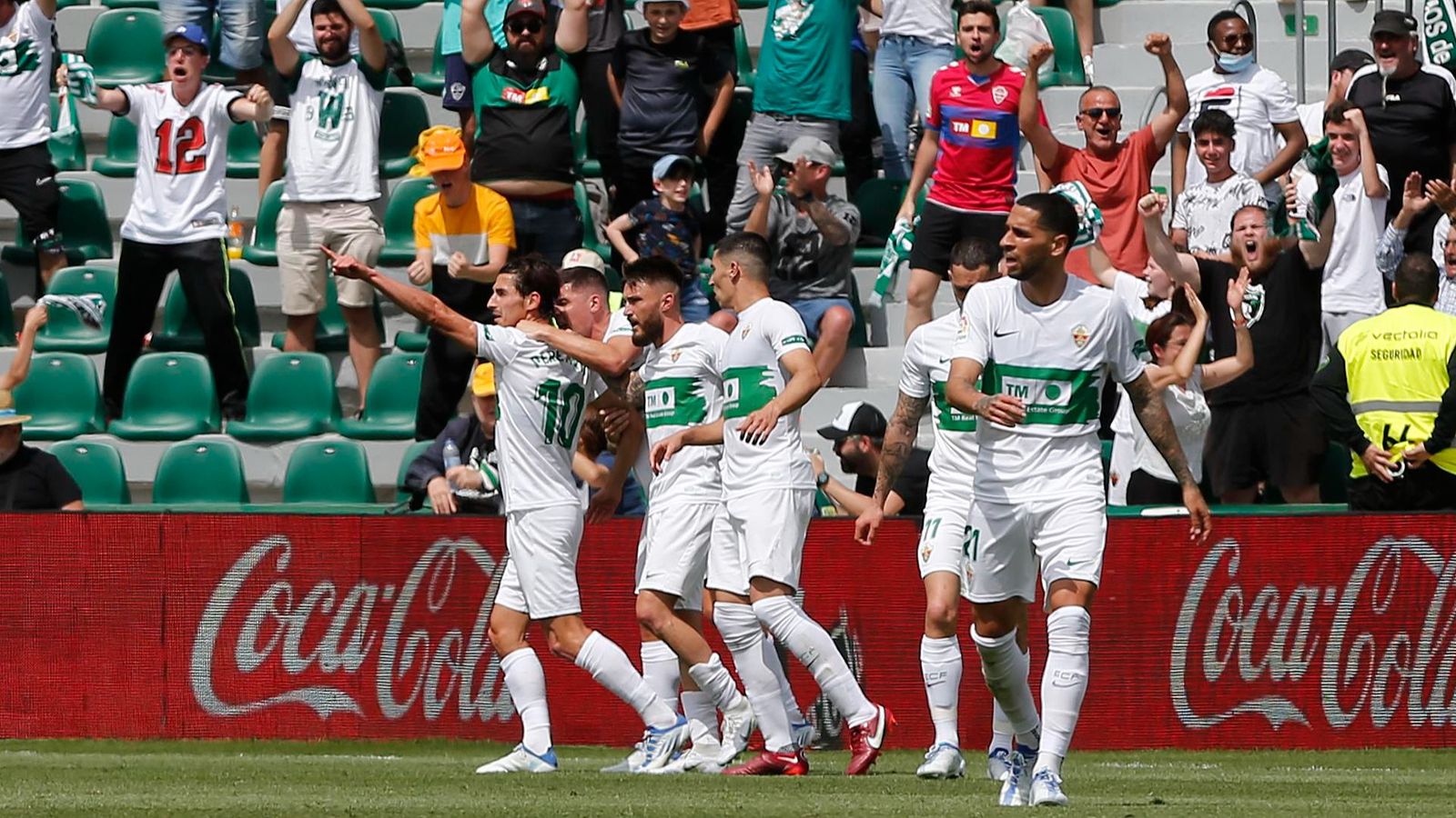 Pere Milla celebra el gol amb els companys