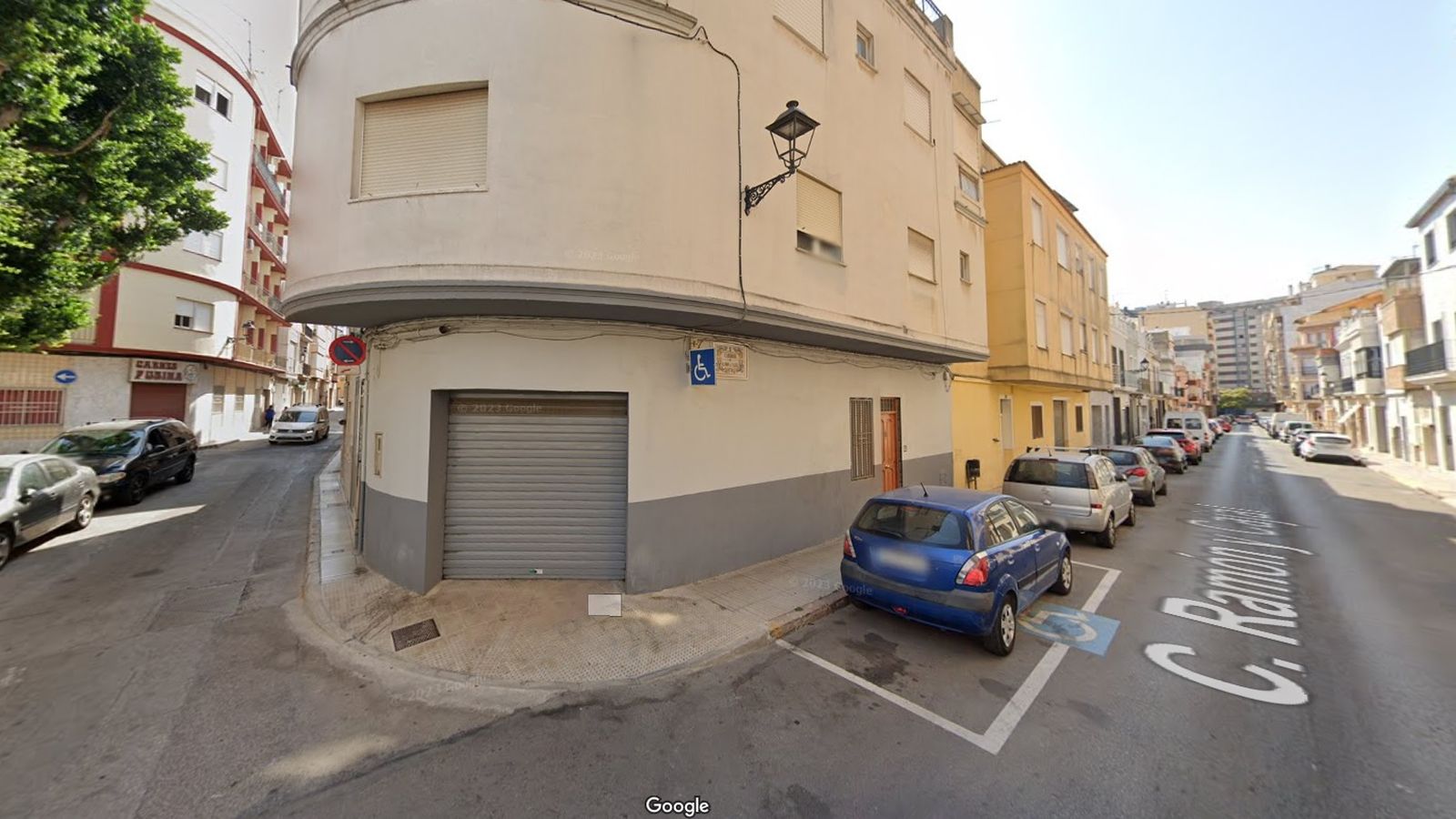 El carrer Ramón i Cajal, on es troba la plaça d'aparcament per a conductors discapacitats, i que va desencadenar la discussió