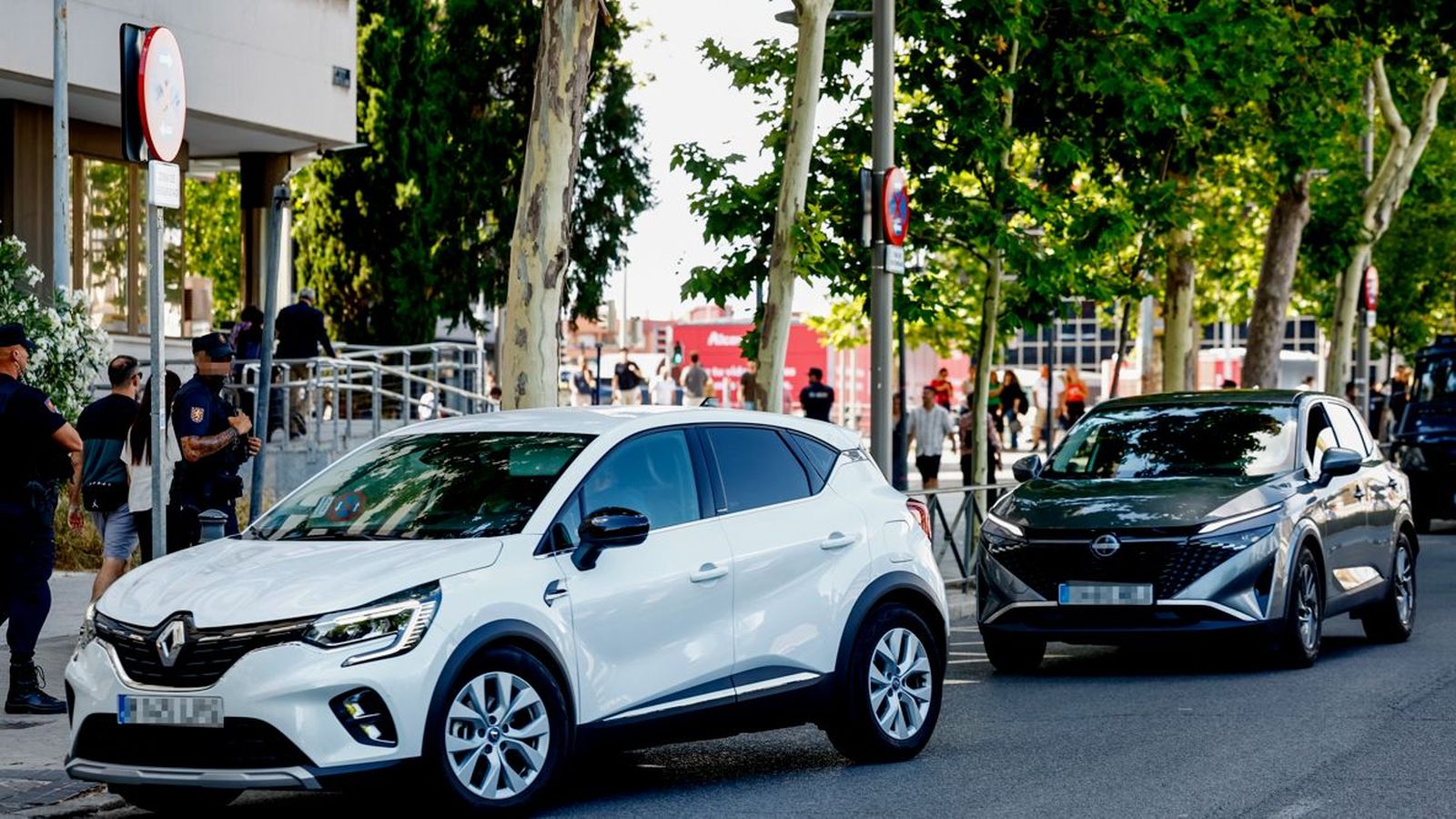 En imatge, els vehicles en què ha arribat Begoña Gómez al jutjat