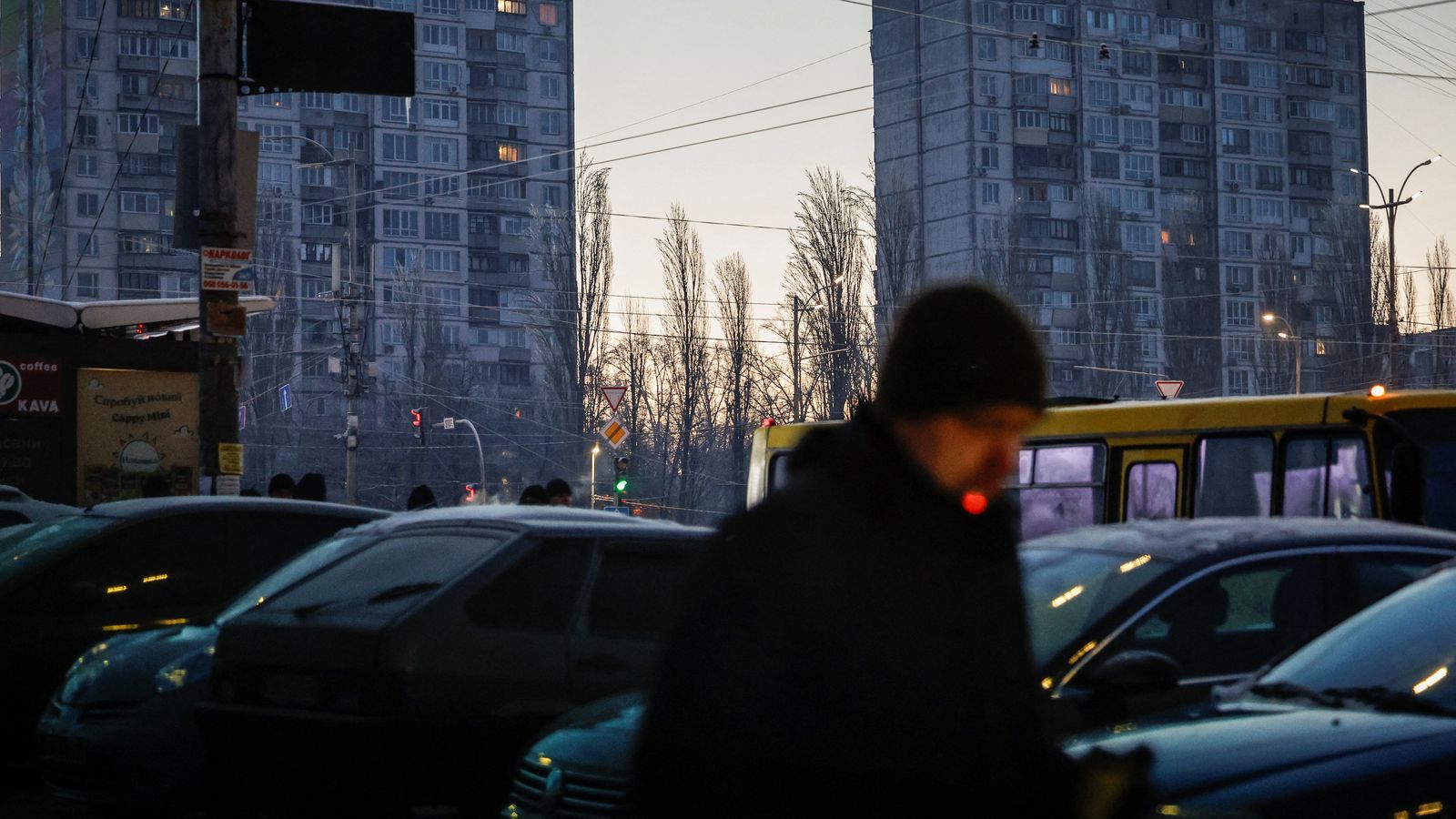 Un veí camina per una gèlida Kíiv, a temperatures per sota de zero i un milió de persones sense electricitat o calefacció