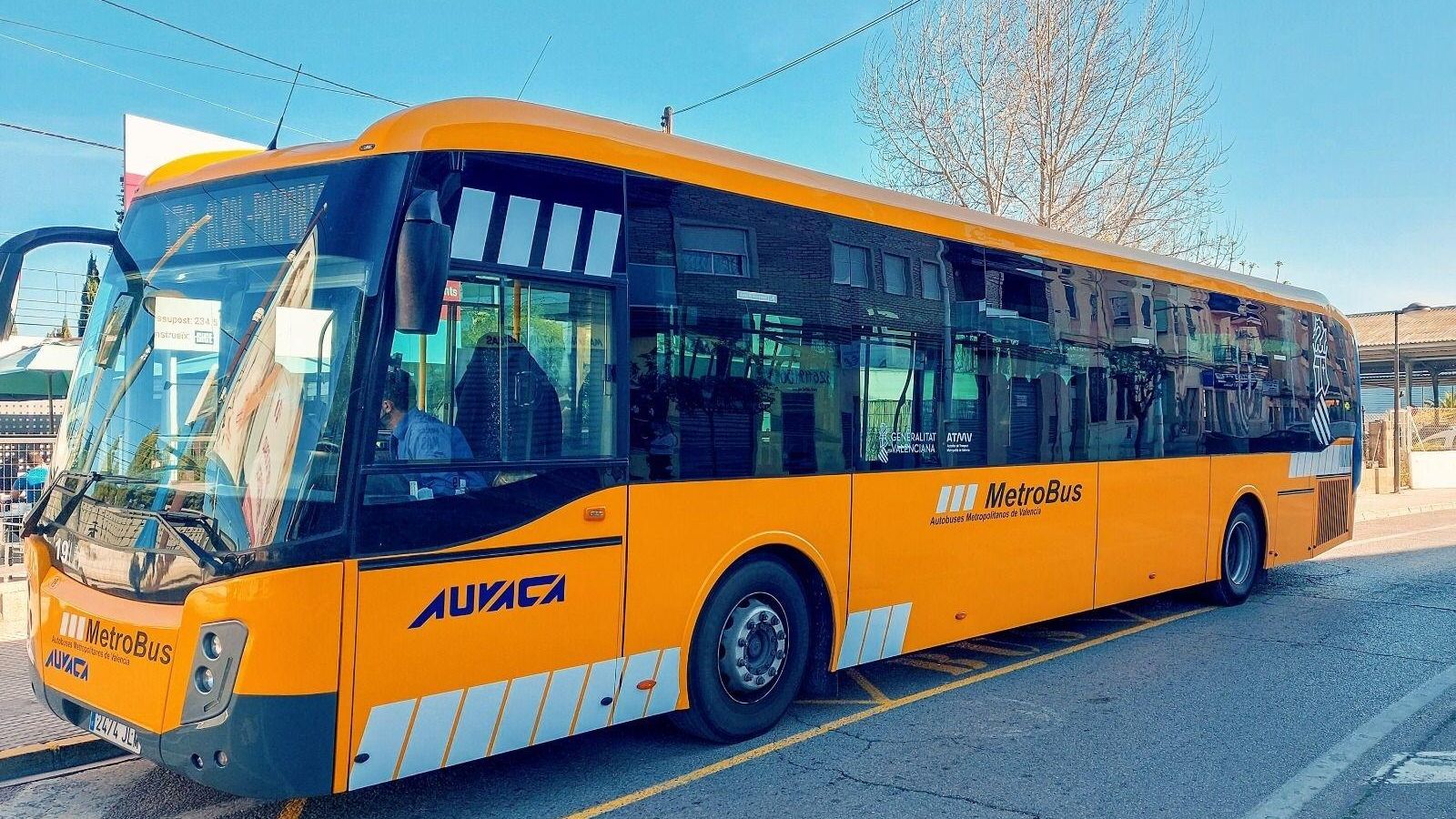 Un dels autobús llançadera per a substituir la línia del metro, en una imatge d'arxiu