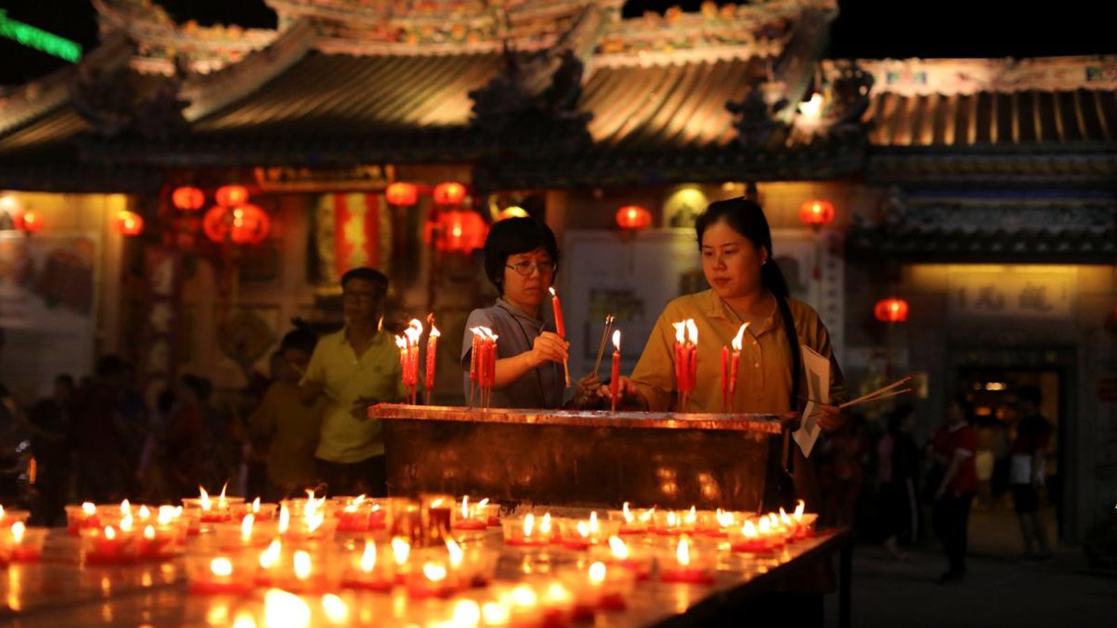 Dos ciutadanes xineses participen en els actes de celebració de l'any nou lunar. Reuters