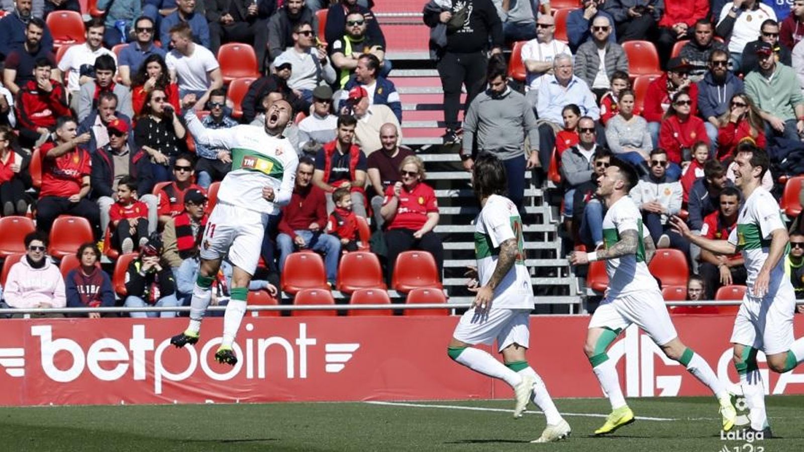 L'Elx salva un punt amb inferioritat numèrica