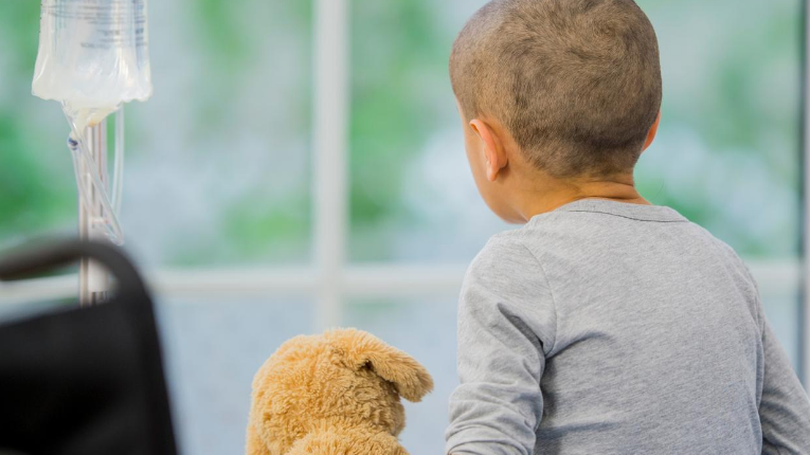 Un xiquet malalt de càncer, en una imatge d'arxiu