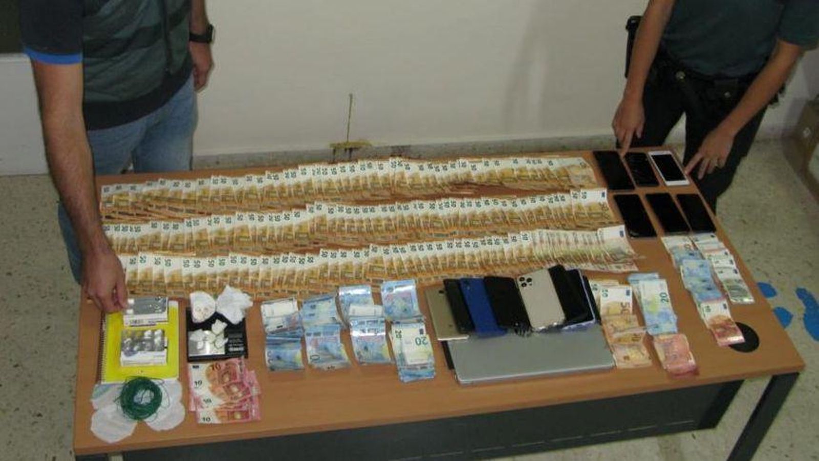 Els agents van incautar més d'11.000 euros en efectiu en els registres que van efectuar