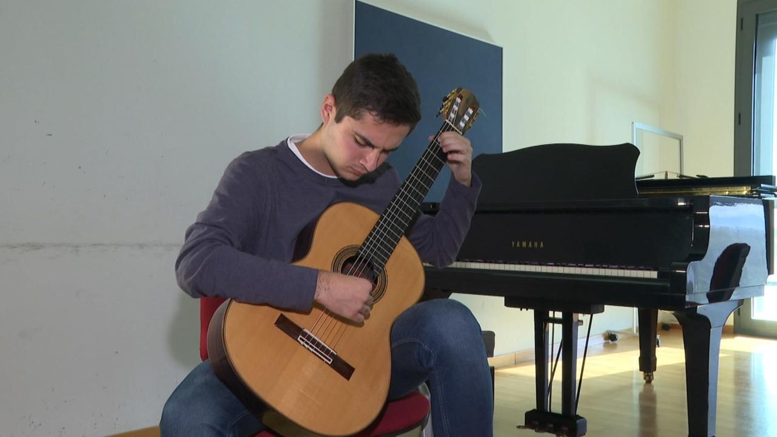 Ausiàs Parejo, guitarrista professional de la Vall d'Albaida, triomfa al Japó