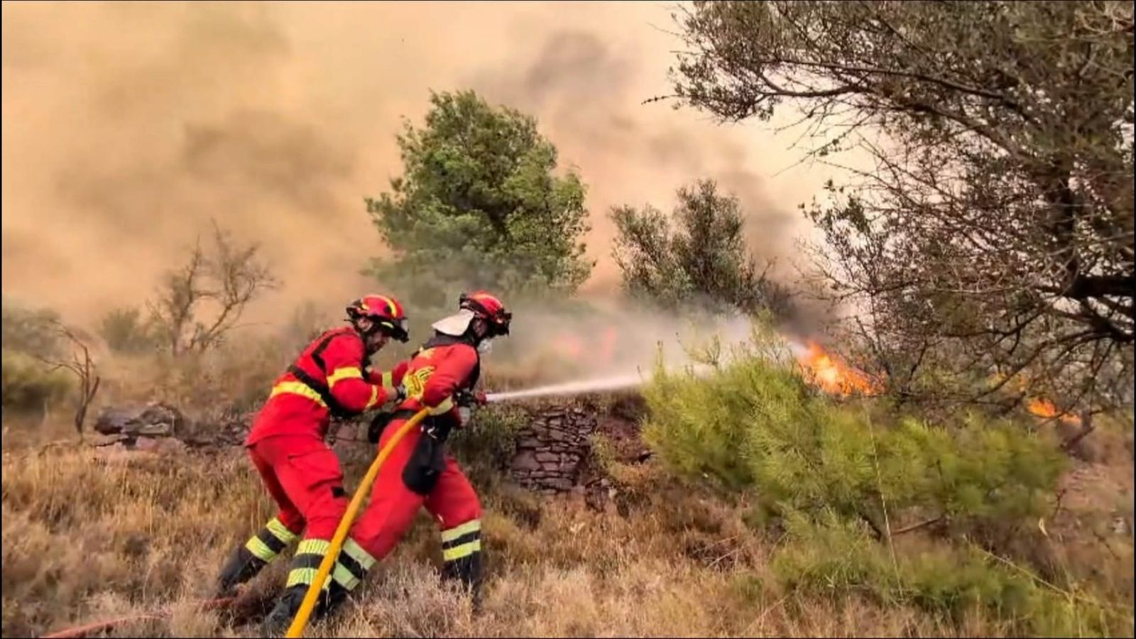 L'incendi avança descontrolat per la serra de la Calderona