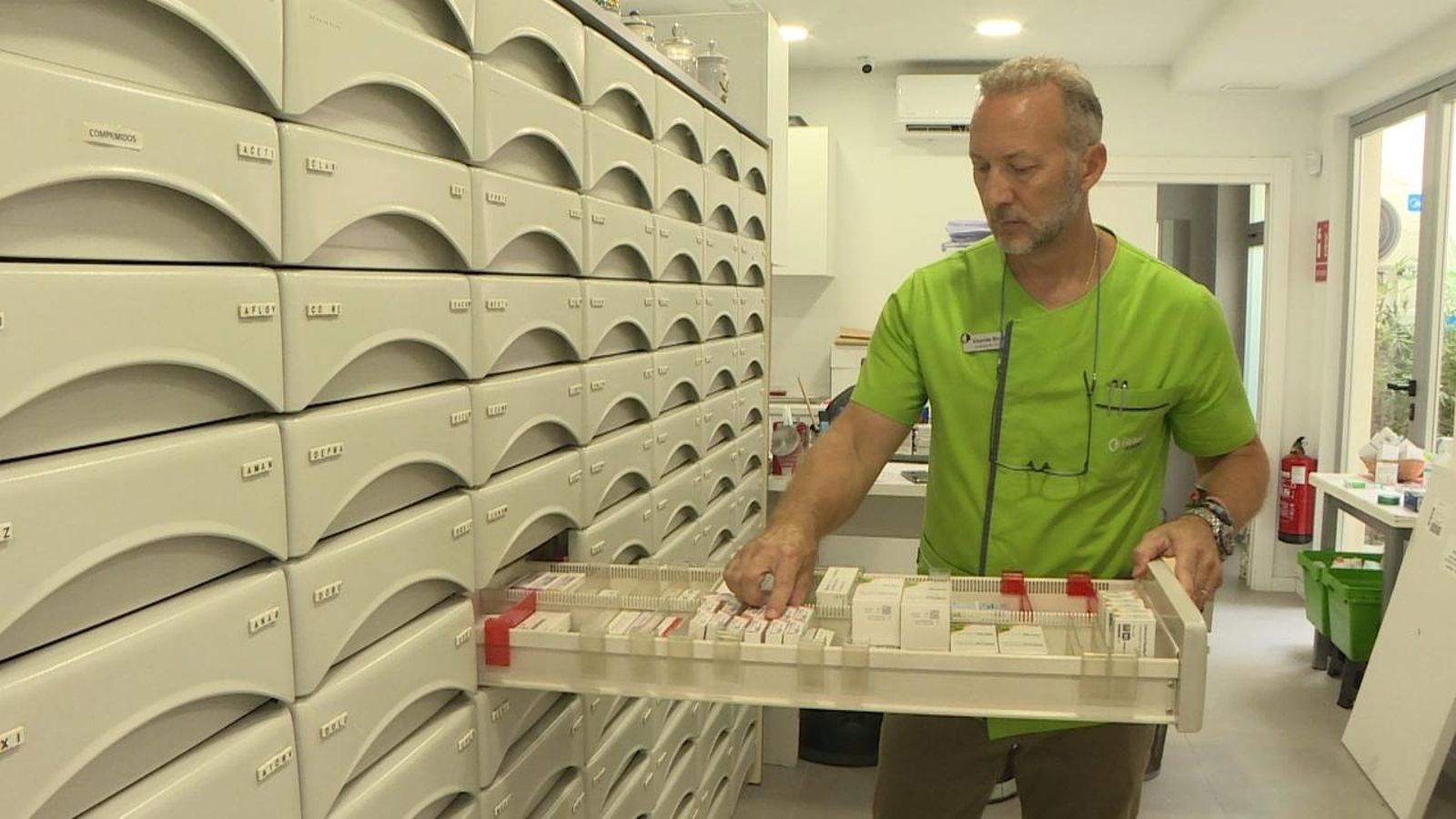 Vicent Brull, membre de la junta de govern del Micof, en la seua farmàcia