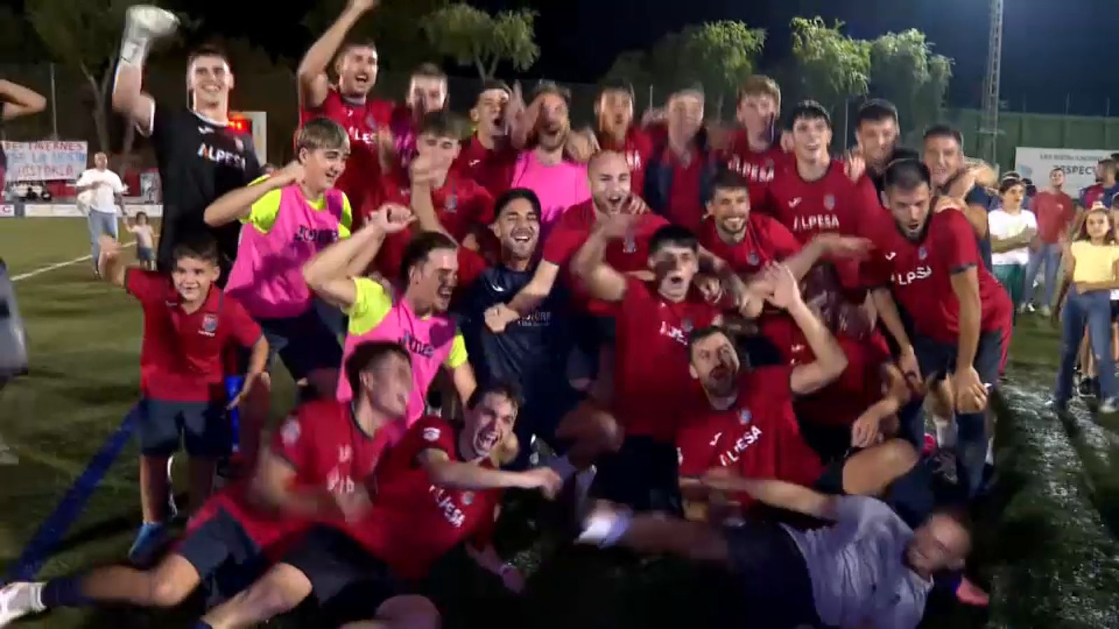 Els jugadors del Tavernes celebren el triomf