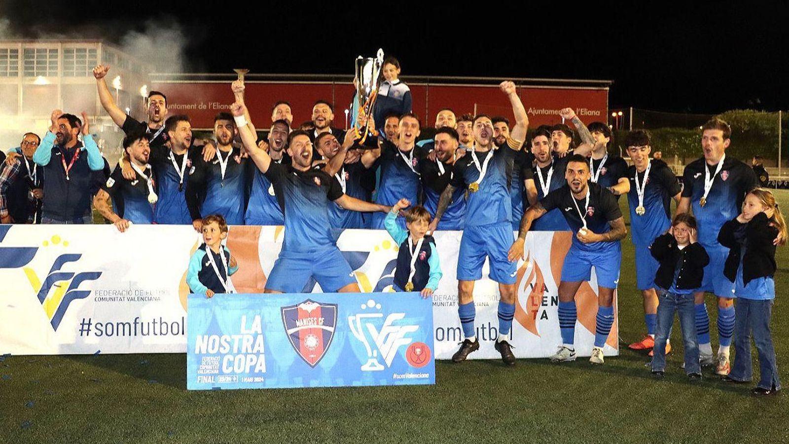 Els jugadors del manises, amb el trofeu de campions