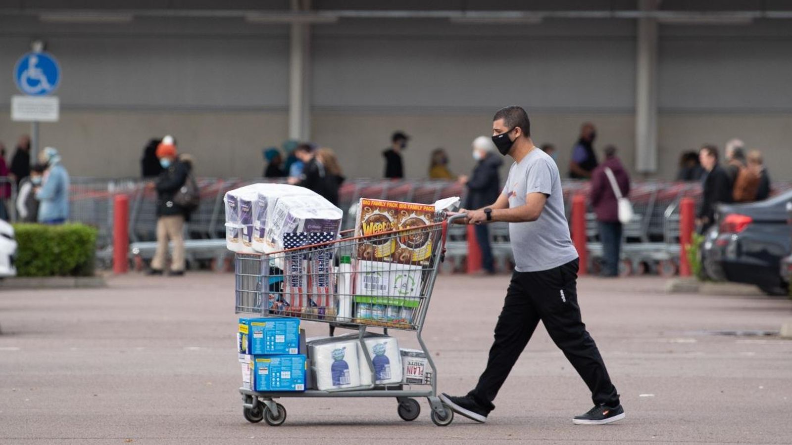 Un comprador en l'aparcament d'un supermercat a Leicester, després de l'anunci d'un nou confinament