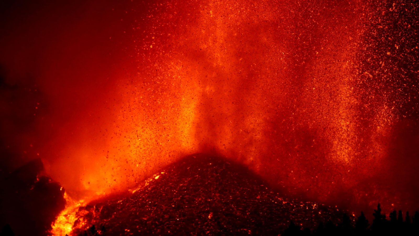 Volcà de Cumbre Vieja, a l'illa de la Palma, en una imatge de la seua primera nit en erupció, la d'aquest diumenge