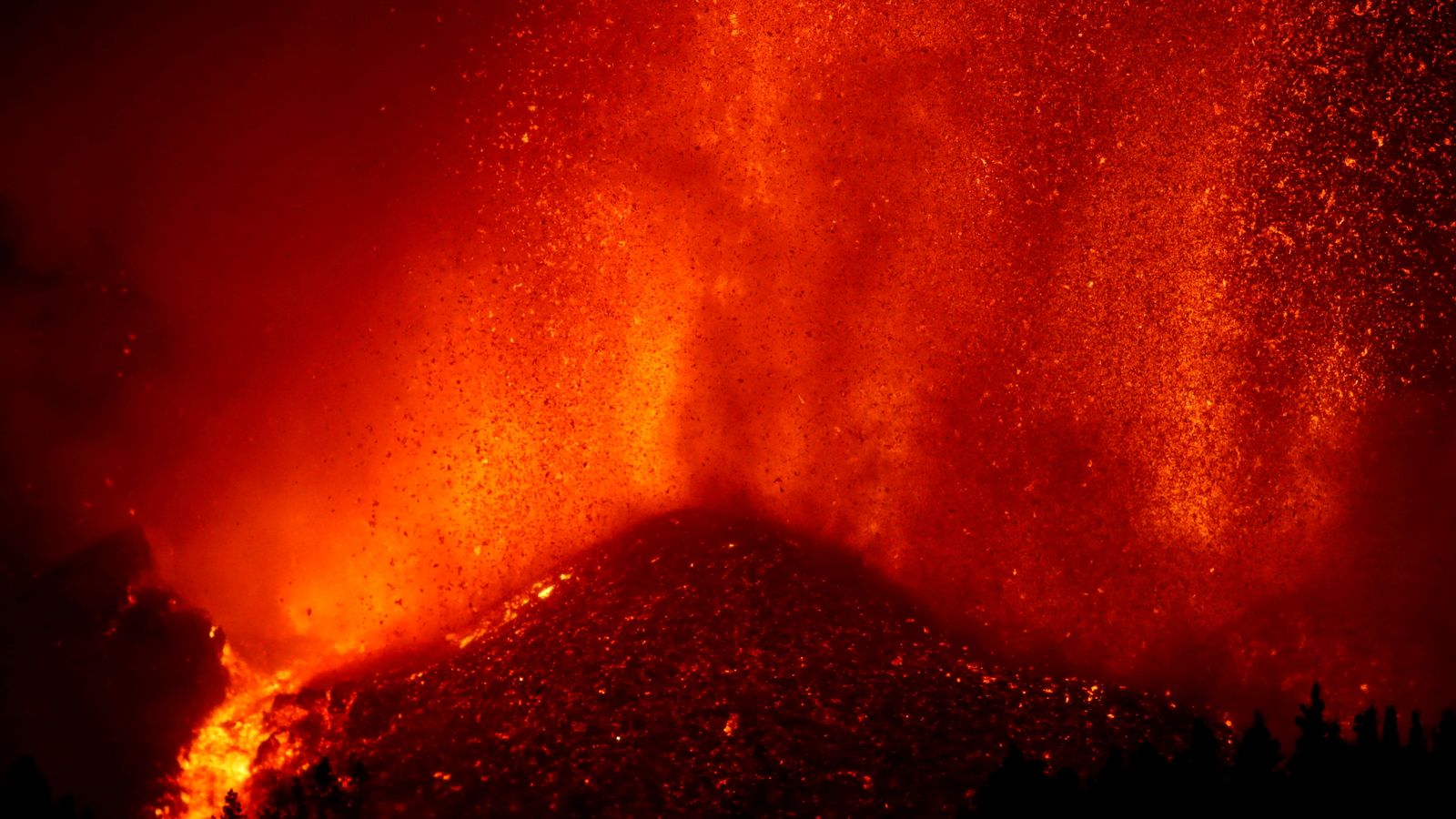 Volcà de Cumbre Vieja, a l'illa de la Palma, en una imatge de la seua primera nit en erupció, la d'aquest diumenge