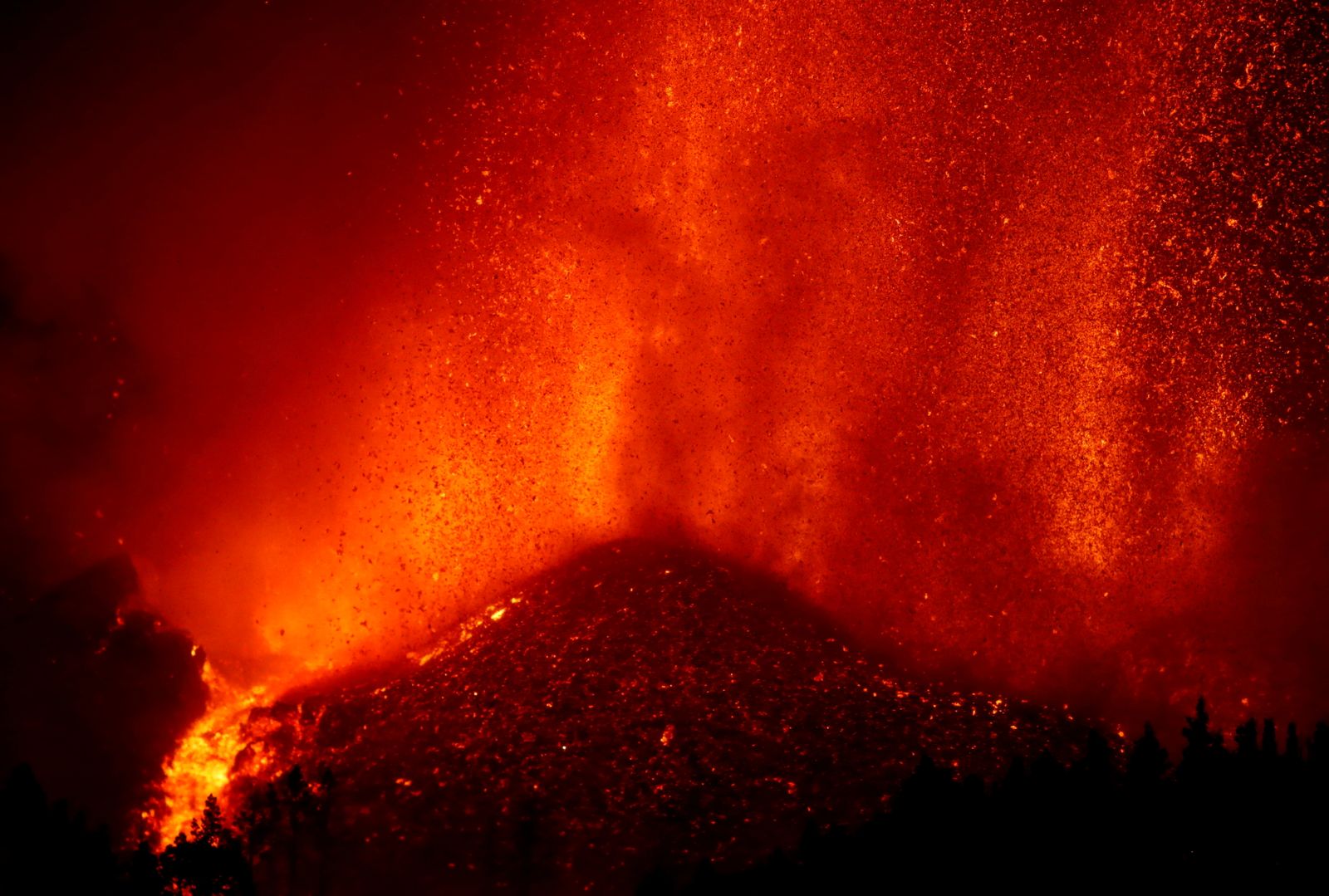 Volcà de Cumbre Vieja, a l'illa de la Palma, en una imatge de la seua primera nit en erupció, la d'aquest diumenge