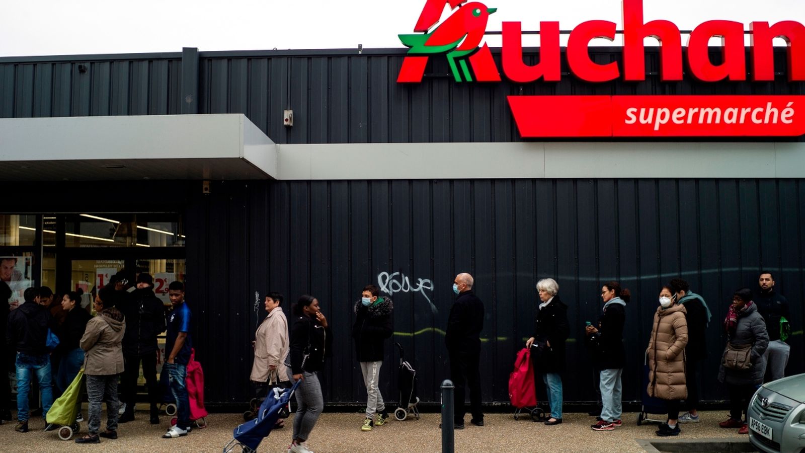 Cues en un supermercat de París
