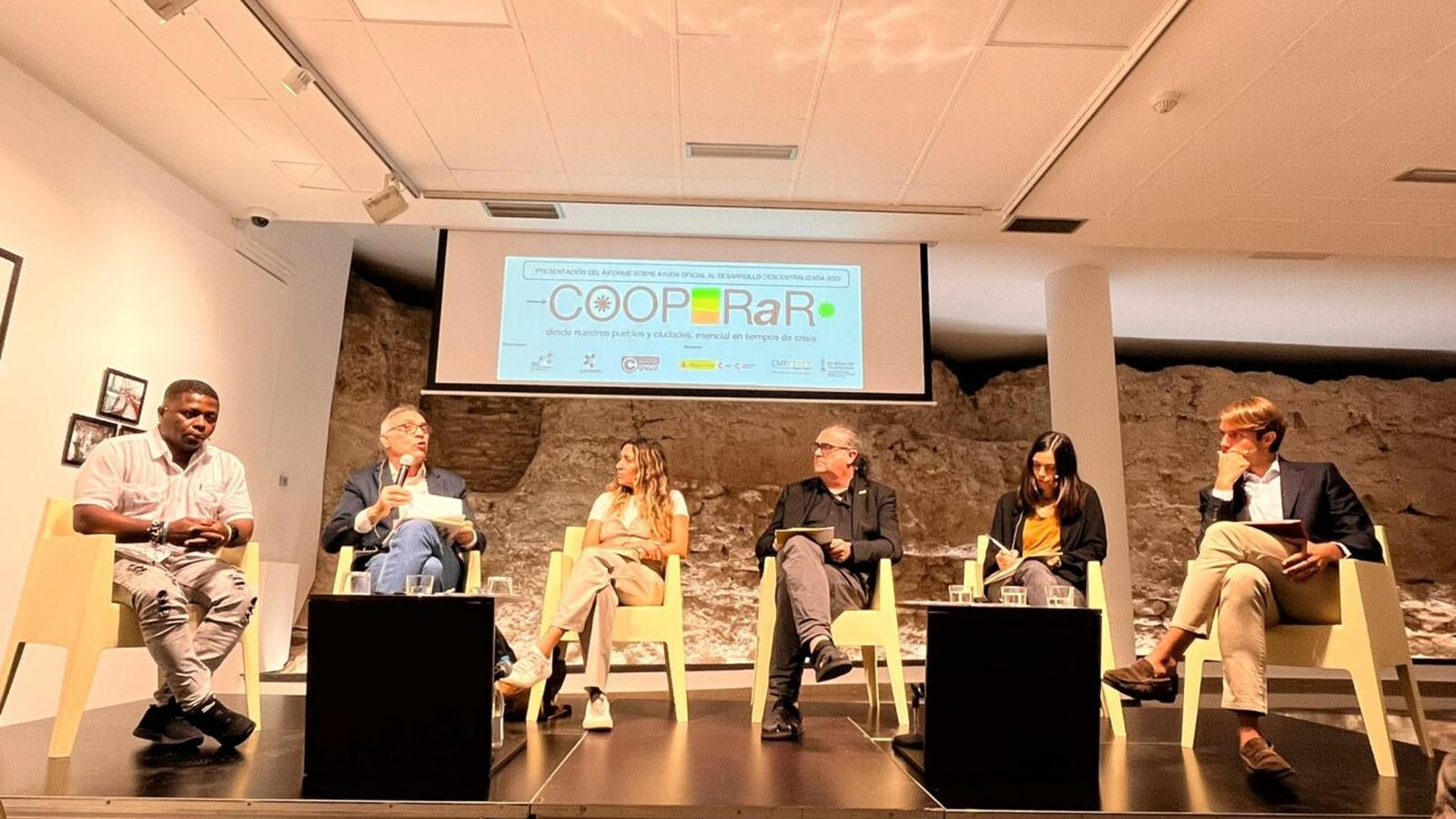Participants en la presentació a València de l'Informe d'Ajuda Oficial al Desenvolupament autonòmica 2023