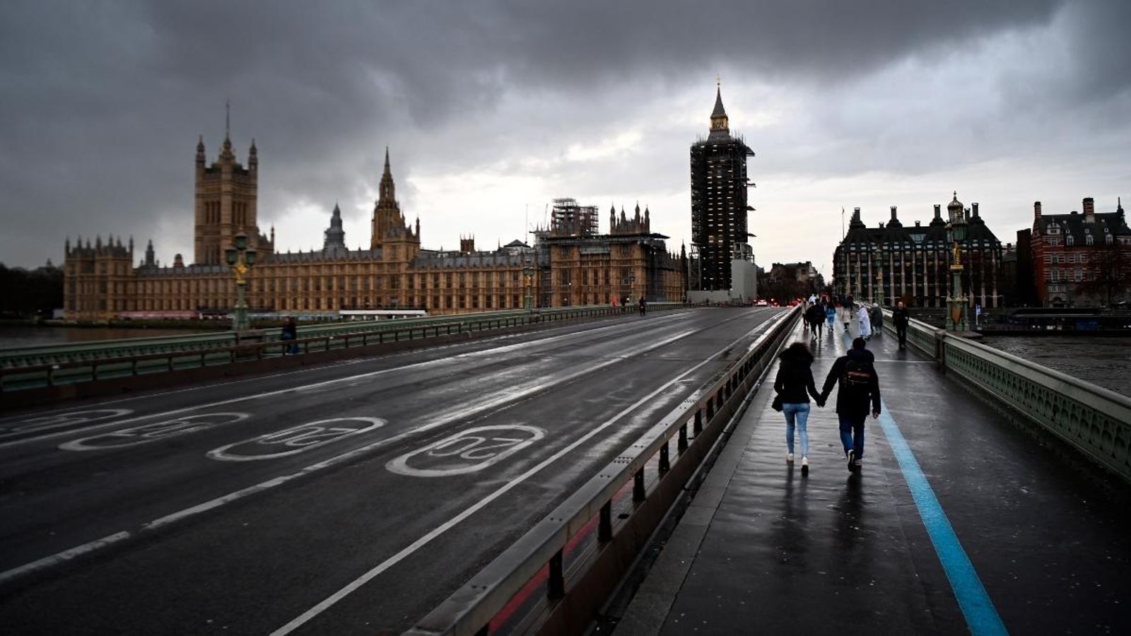 Dos vianants creuen aquest dilluns el pont de Westminster de Londres, una ciutat que ha registrat un increment de contagis