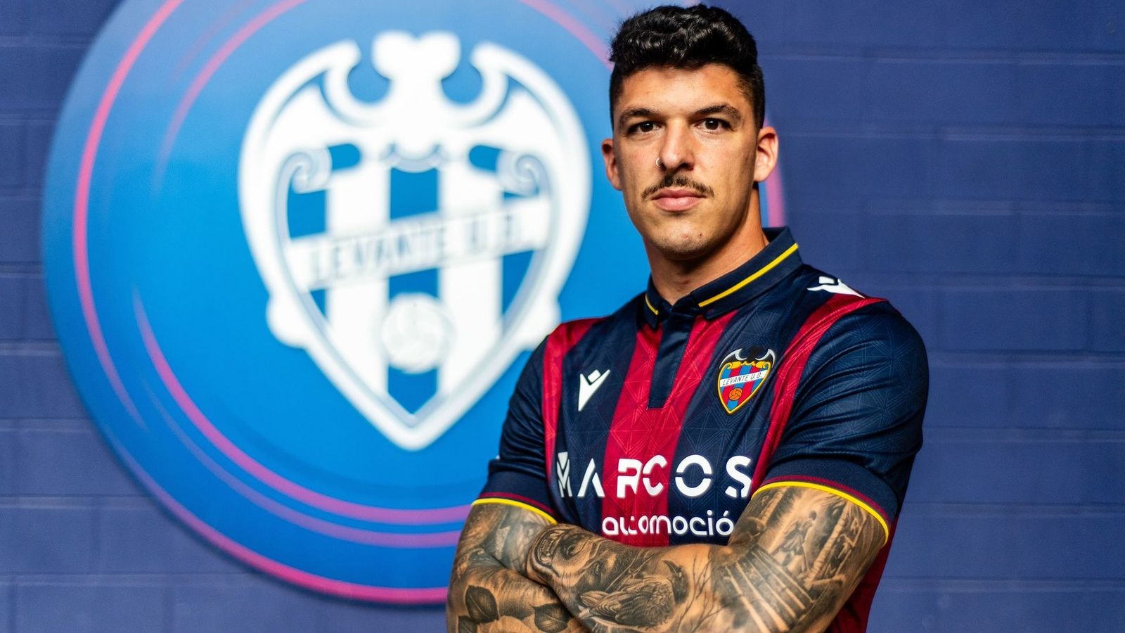 Capa, amb la camiseta granota