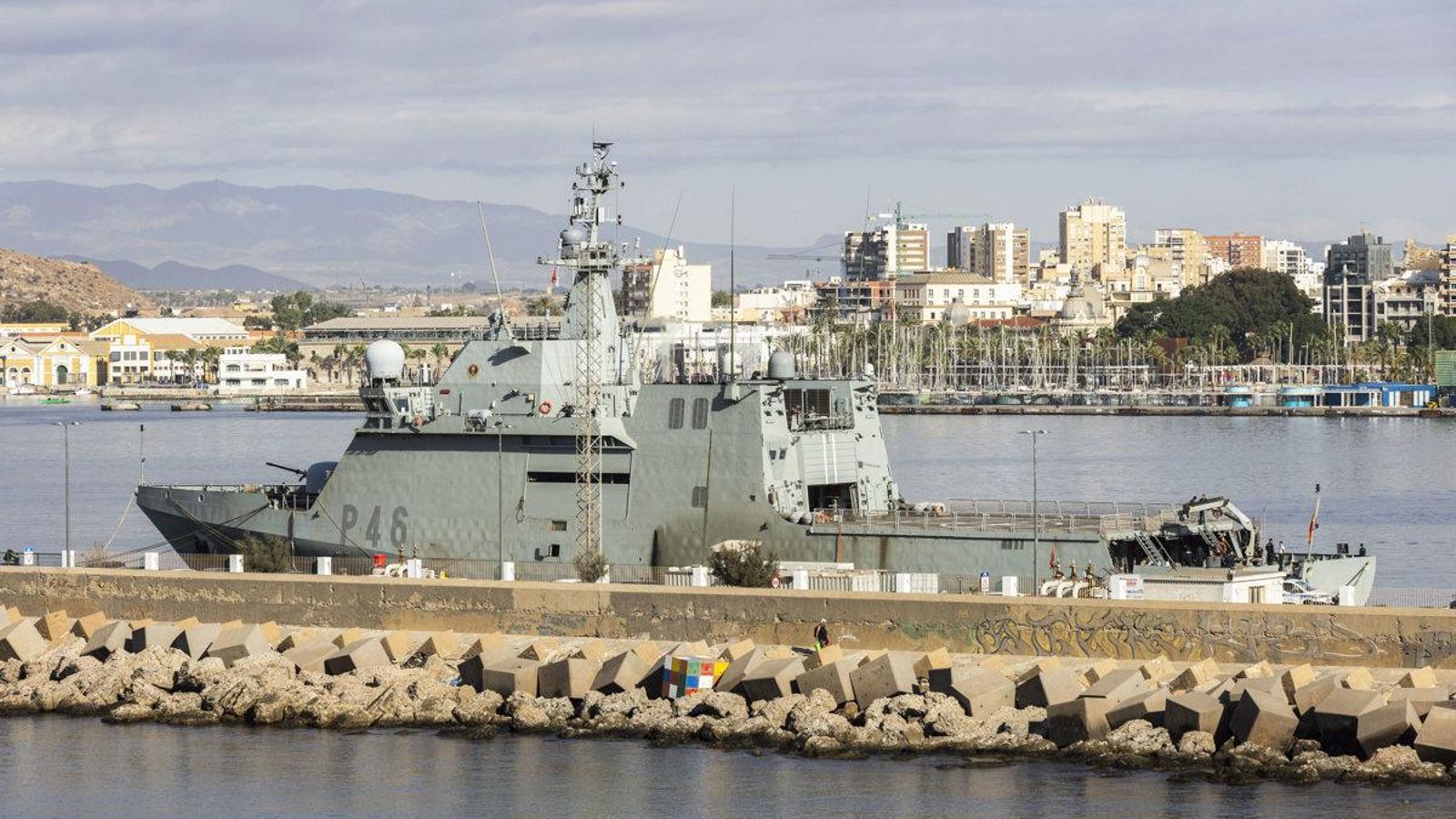 El vaixell de l'Armada, atracat