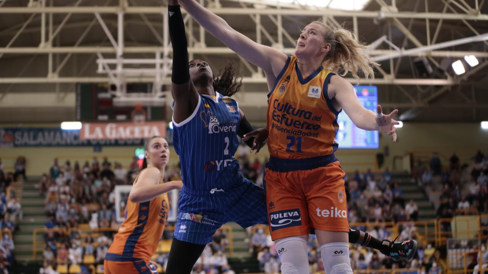 Marie Gülich intenta taponar Kahleah Copper