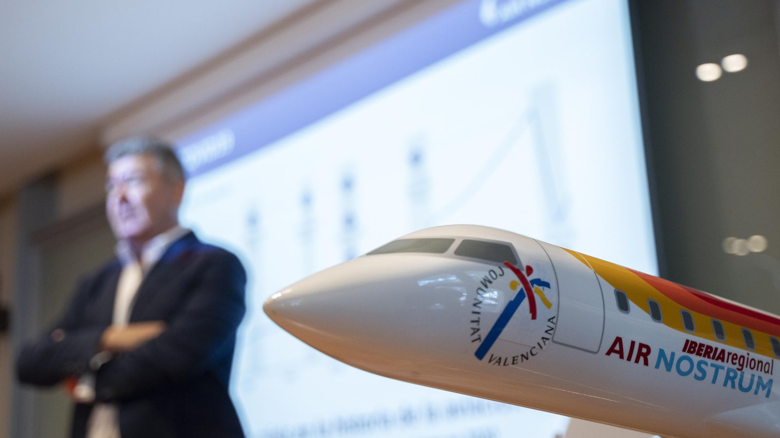 Una maqueta d'un avió de Air Nostrum durant la presentació dels resultats de la companyia, a València