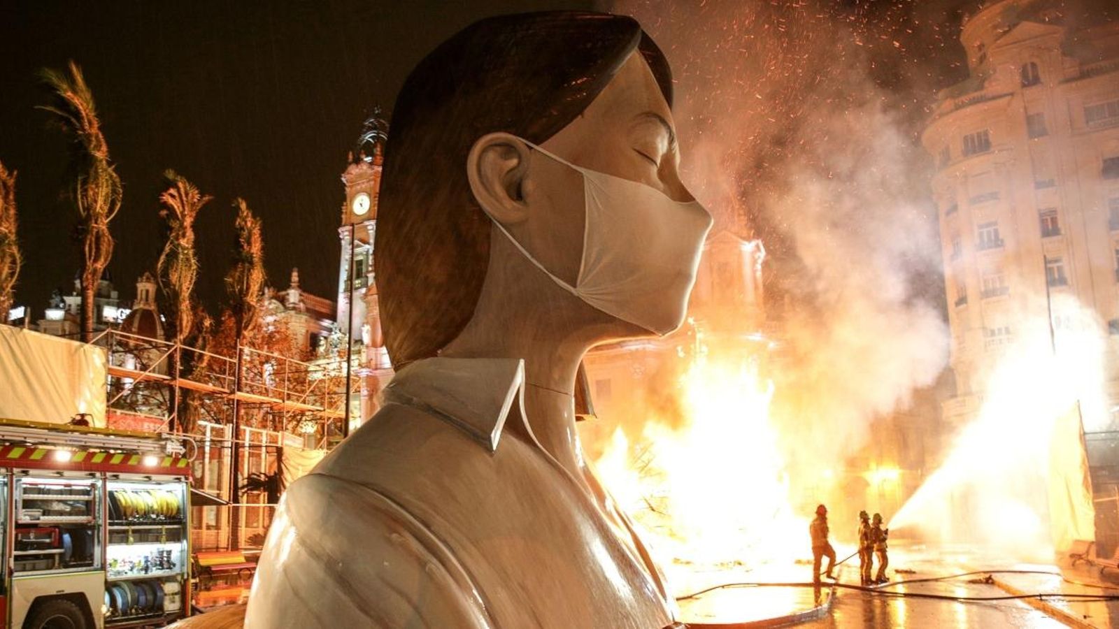 La figura central de la falla municipal de València s'ha convertit en un símbol de calma contra la Covid-19