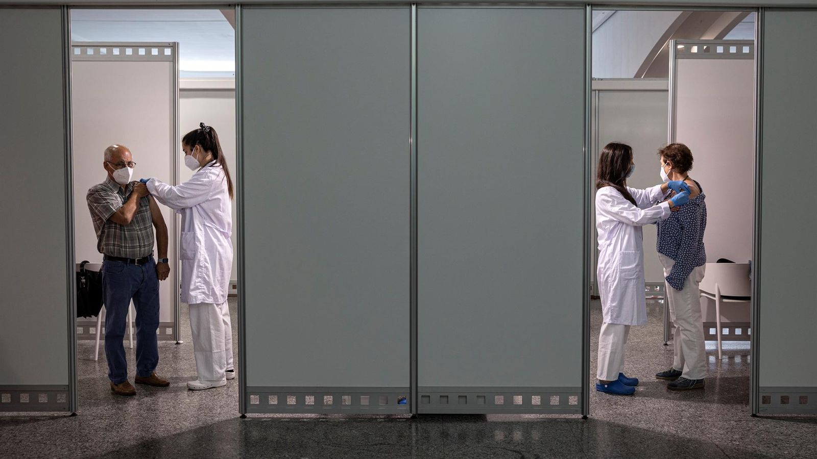 Dues persones sexagenàries reben la segona dosis de Pfizer en el centre de vacunació instal·lat a la Ciutat de le Arts i les Ciències de València