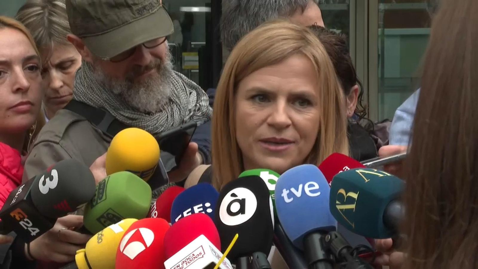 La delegada del govern espanyol, Pilar Bernabé, atén els mitjns de comunicació a la porta del jutjat