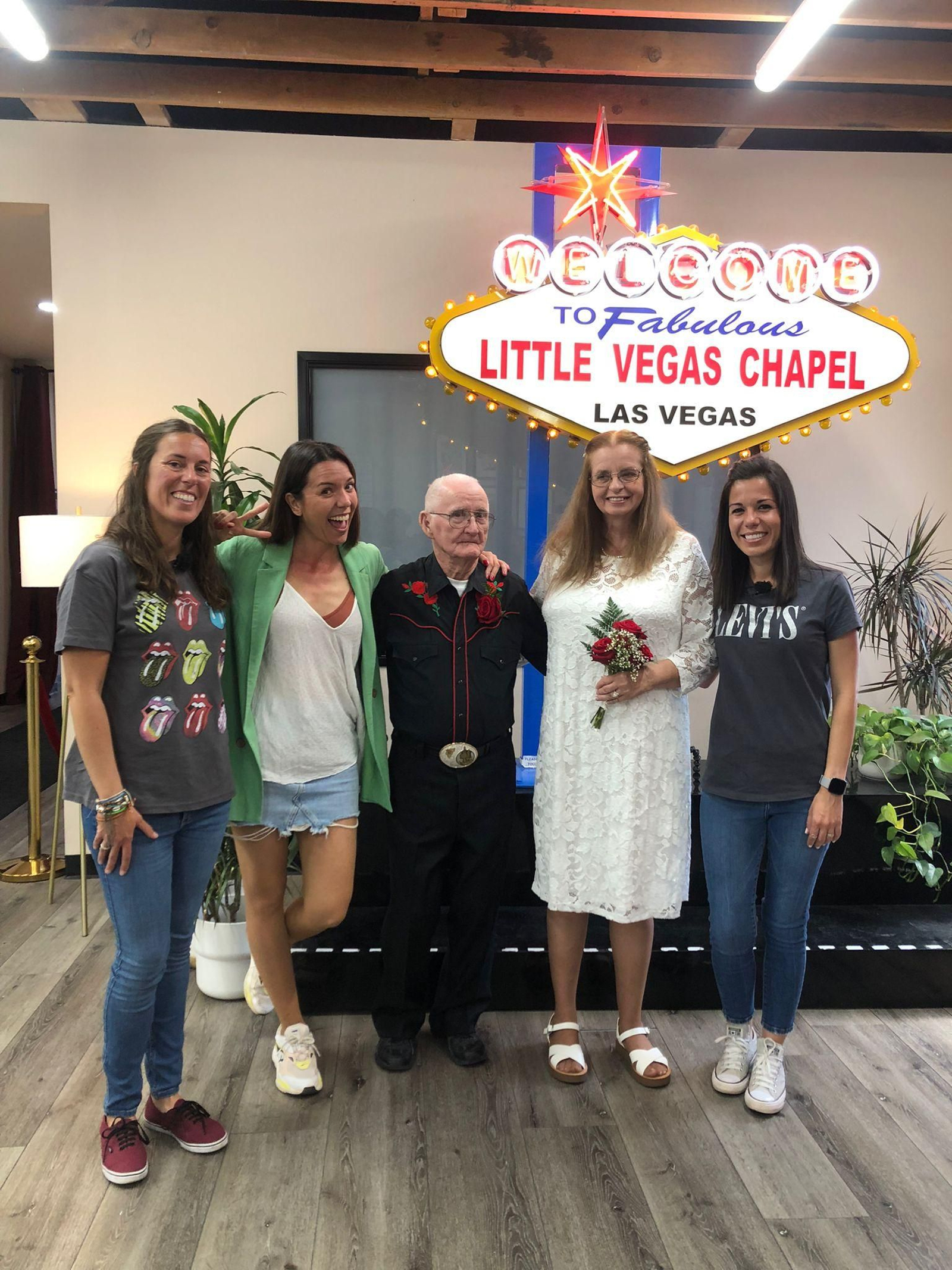 Irene (Elx) i Elena (Utiel) a una capella de bodes ràpides