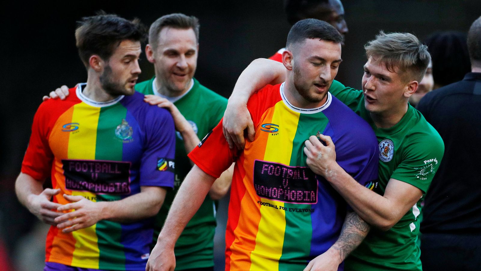 L’Altrincham, un equip de futbol anglés, vist durant un partit una samarreta a favor de la visibilitat LGTBI